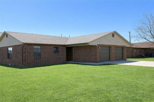 621 E 1st St in Gentry, AR - Building Photo - Building Photo