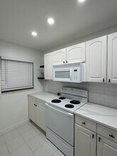 9460 Poinciana Pl, Unit 405 in Davie, FL - Foto de edificio - Building Photo