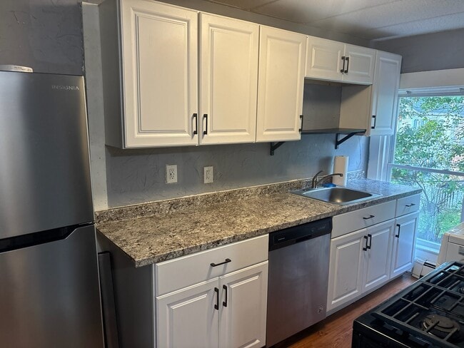 14 Pleasant St, Unit apt 2 in Rochester, NH - Building Photo - Building Photo