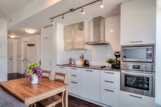 255 Bremner Blvd in Toronto, ON - Building Photo - Building Photo