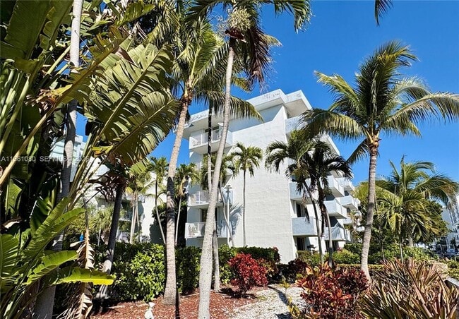 1801 S Treasure Dr, Unit 426 in North Bay Village, FL - Building Photo - Building Photo