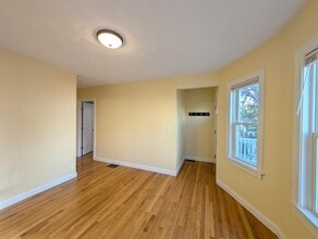 51 Beacon St, Unit 2 in Somerville, MA - Building Photo - Building Photo