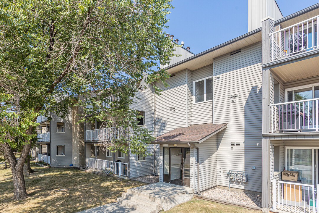 Parkside Grande Condominiums in Edmonton, AB - Building Photo