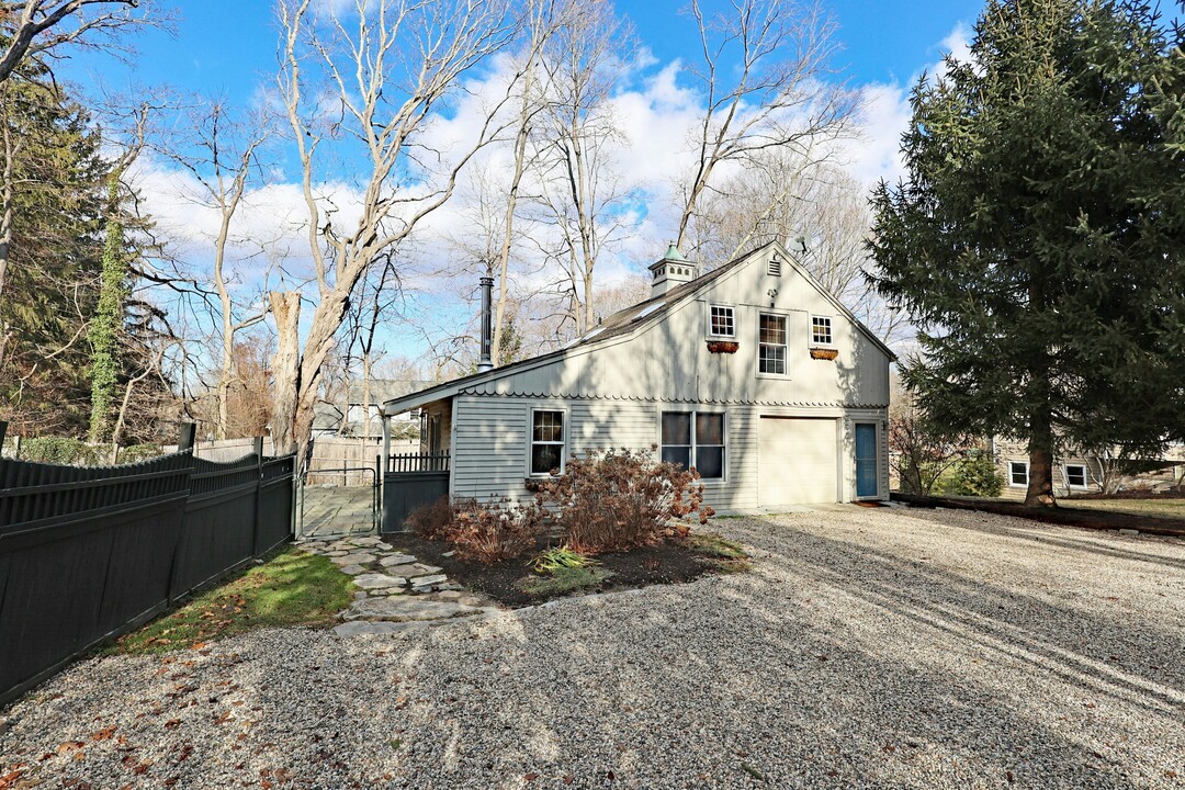 15 Maple Shade Rd in Ridgefield, CT - Building Photo