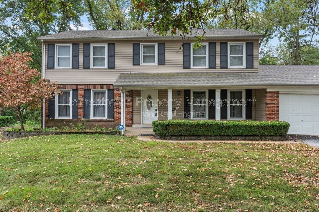 11860 Shallowbrook Dr in St. Louis, MO - Building Photo