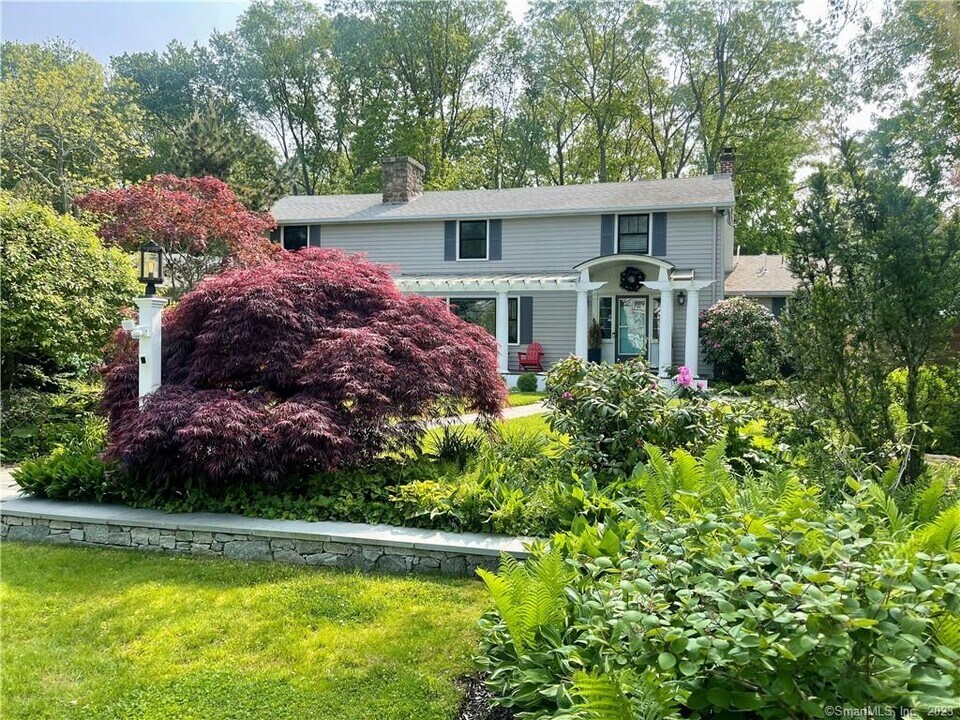 32 Tuxis Rd in Madison, CT - Building Photo