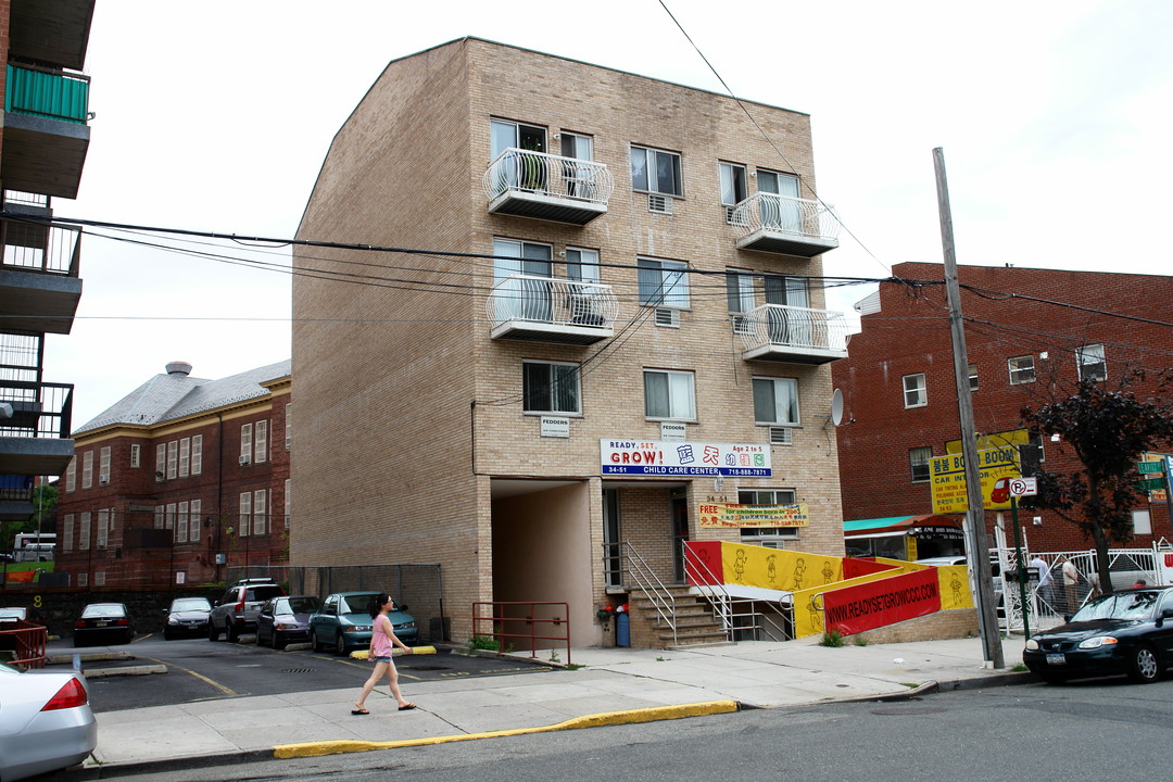 3451 Leavitt St in Flushing, NY - Foto de edificio