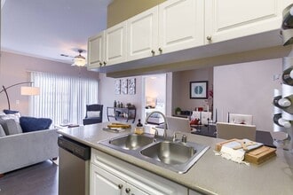 Whisper Creek in Lakewood, CO - Foto de edificio - Building Photo