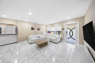 490 W 33rd Pl in Hialeah, FL - Building Photo - Building Photo