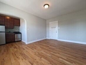 4542 N Damen Ave, Unit 412 in Chicago, IL - Building Photo - Building Photo