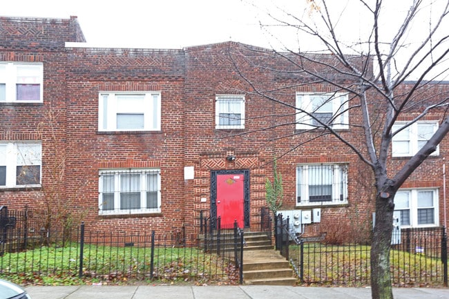 1235 Holbrook Ter NE