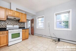 28 Moreland St in Somerville, MA - Building Photo