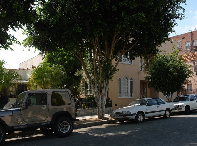 1015 N Serrano Ave in Los Angeles, CA - Building Photo - Building Photo