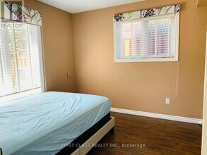 2558 Nichols Dr in Oakville, ON - Building Photo - Building Photo