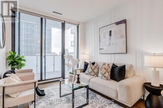 25 Richmond St E in Toronto, ON - Building Photo - Building Photo