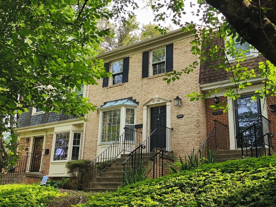 2209 McLean Park Rd in Falls Church, VA - Building Photo