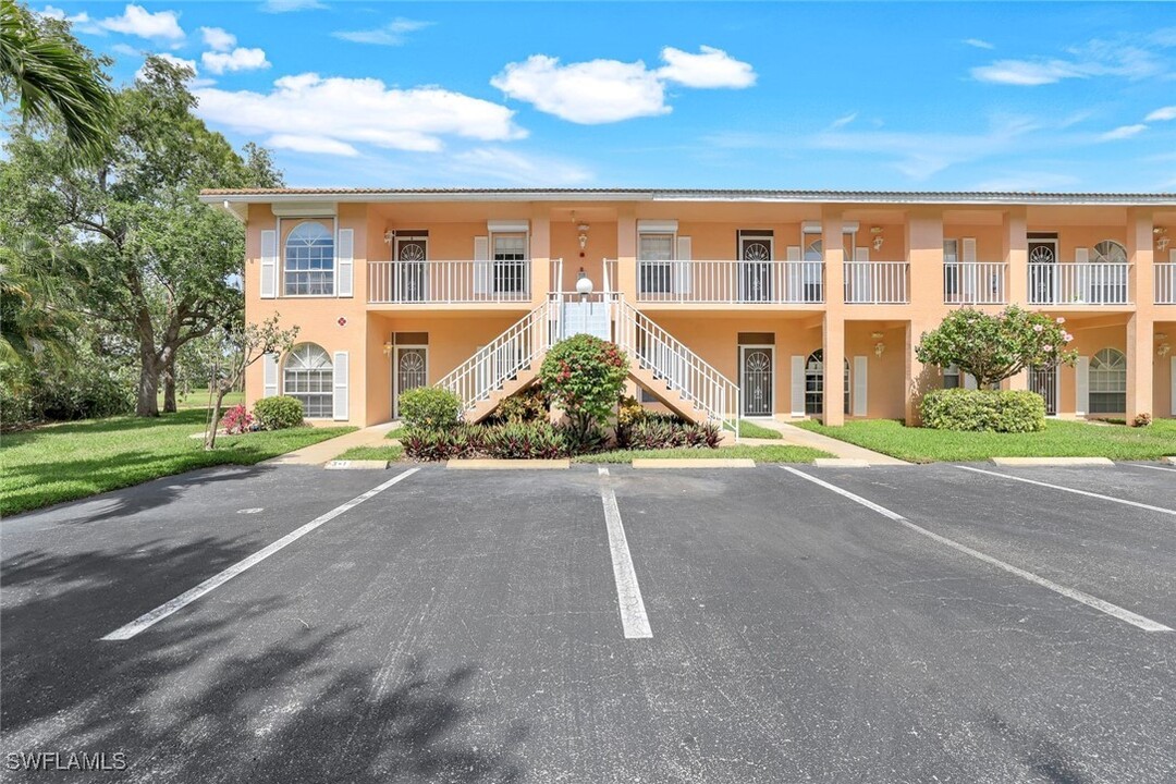 555 Augusta Blvd in Naples, FL - Foto de edificio