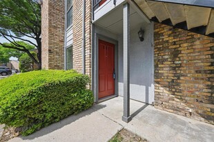 15151 Berry Trail, Unit 801 in Dallas, TX - Building Photo
