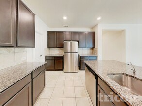 2604 Wheeler Ave in Aubrey, TX - Foto de edificio - Building Photo