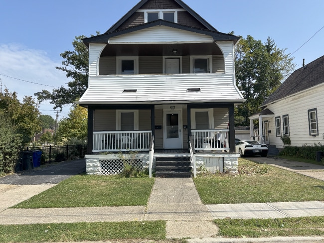 2833 E 100th St