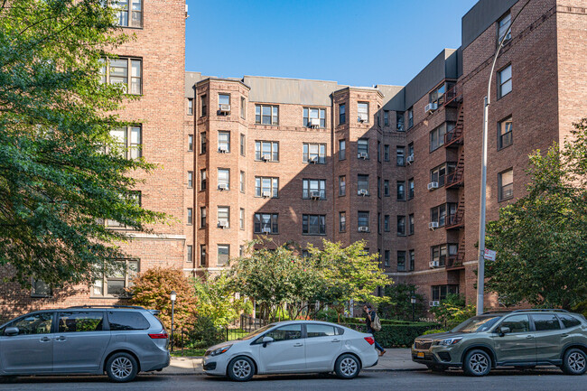 7711 35th Ave in Jackson Heights, NY - Foto de edificio - Building Photo