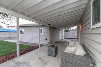 832 SW 137th St, Unit ADU in Burien, WA - Foto de edificio - Building Photo