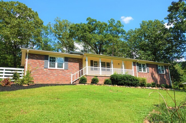 618 Memorial Dr Ext in Greer, SC - Foto de edificio - Building Photo