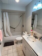 18 Pond St, Unit #1 in Boston, MA - Foto de edificio - Building Photo