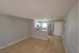 5440 S Swenson St in Las Vegas, NV - Building Photo - Building Photo
