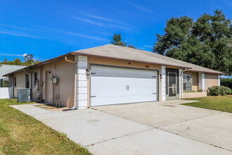 8533 Gum Tree Ave in New Port Richey, FL - Foto de edificio - Building Photo