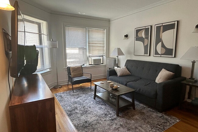 1915 W Larchmont Ave, Unit 1911-2B in Chicago, IL - Building Photo - Building Photo