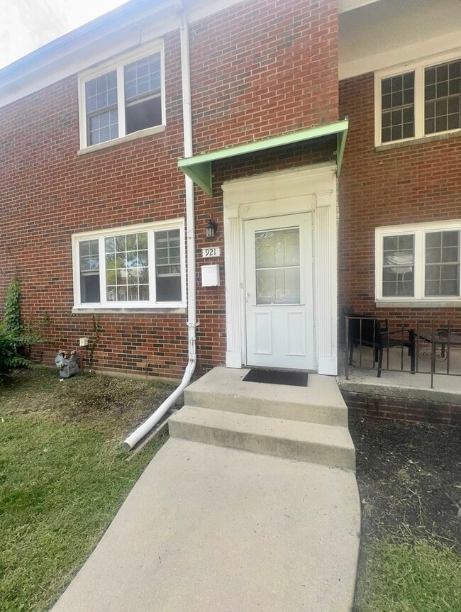 property at 921 N Prairie Ave