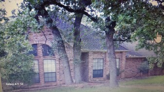 2508 Brandon Ln in Burleson, TX - Building Photo