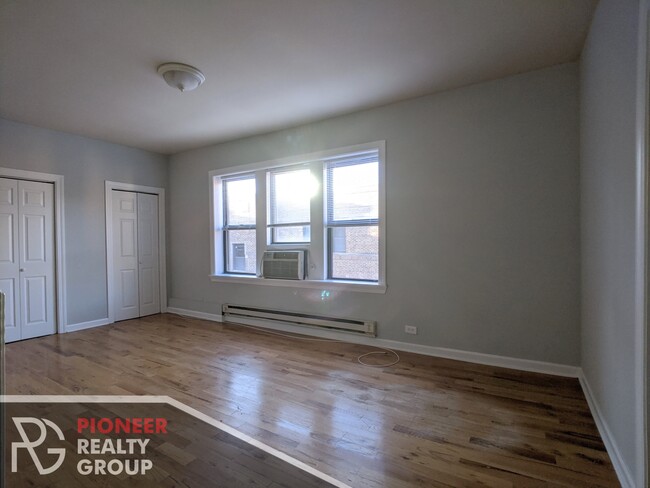 3921 N Pine Grove Ave, Unit W3 in Chicago, IL - Building Photo - Building Photo