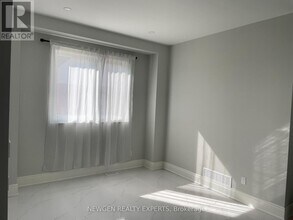 33 Twin Pauls Crescent in Toronto, ON - Building Photo - Building Photo