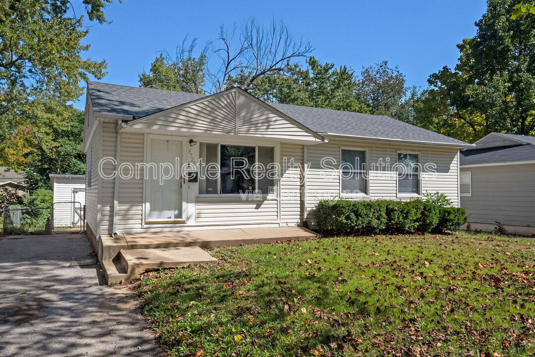 9728 Medford Dr in St. Louis, MO - Building Photo