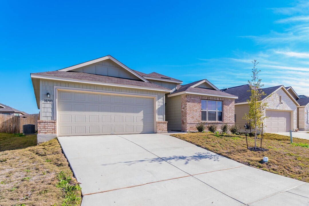 10783 Rosalina Lp in Converse, TX - Building Photo