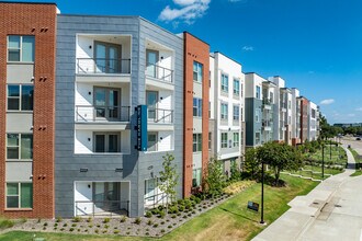 Caroline Eastside in Richardson, TX - Foto de edificio - Building Photo