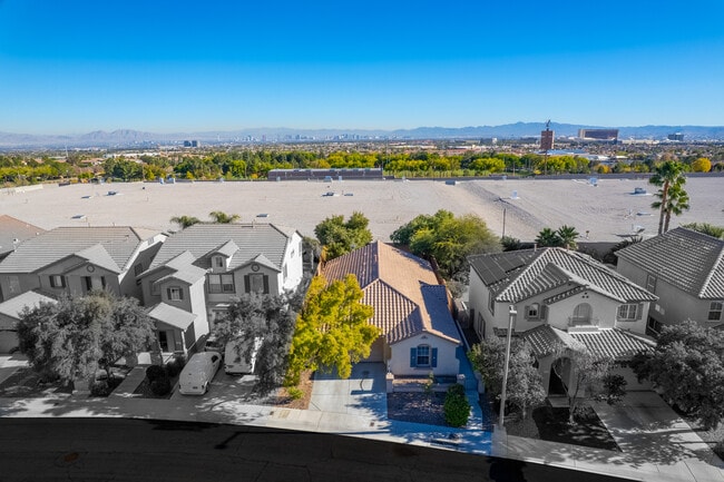 504 Lacabana Beach Drive in Las Vegas, NV - Building Photo - Building Photo