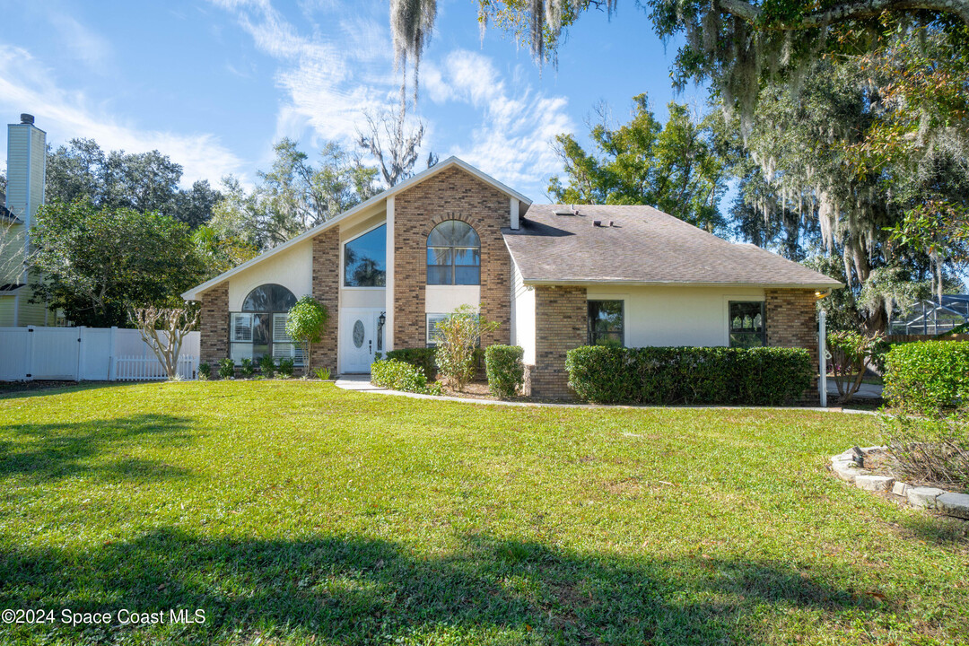 511 Lake Charm Dr in Oviedo, FL - Building Photo