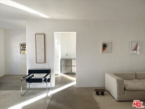 17601 Cohasset St in Los Angeles, CA - Building Photo - Building Photo