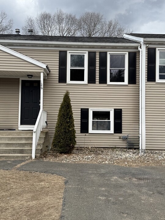 126 Riviera Dr in Agawam, MA - Building Photo