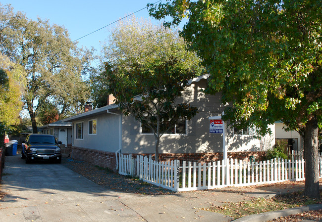 1540 Wright St in Santa Rosa, CA - Foto de edificio - Building Photo