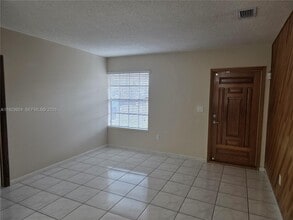 1560 W 53rd Terrace in Hialeah, FL - Building Photo - Building Photo