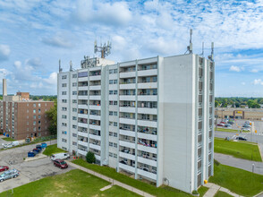 White House North in Brampton, ON - Building Photo - Building Photo