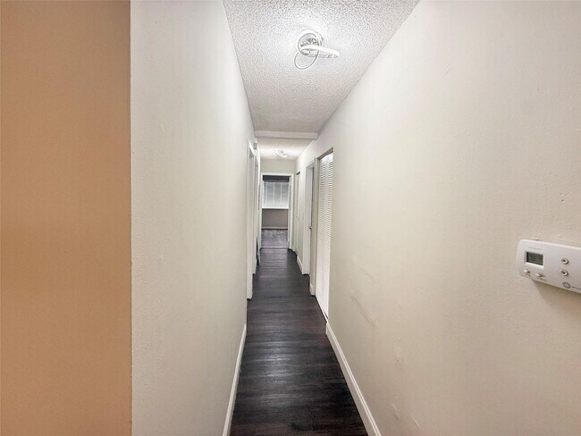 5922 NW 21st St in Lauderhill, FL - Building Photo - Building Photo