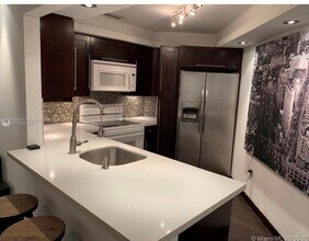 9435 Fontainebleau Blvd in Miami, FL - Building Photo - Building Photo