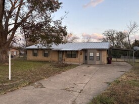 220 Nichols Dr in Canton, TX - Building Photo