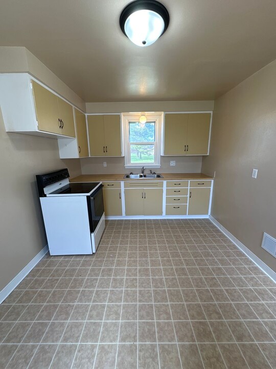 202 5th Ave SE, Unit A in Jamestown, ND - Building Photo