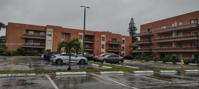 17500 NW 68th Ave in Hialeah, FL - Foto de edificio - Building Photo